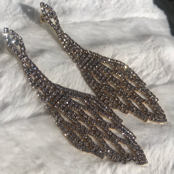 Jewelry - Jeweled 3 inch drop sparkling stunner Eyecatcher✨